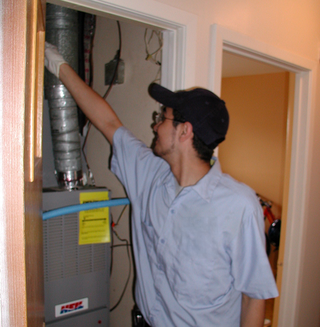heating-maintenance-tech-feeling-furnace